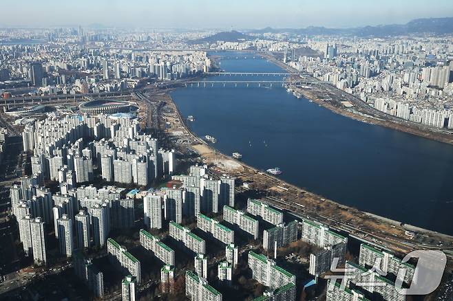 서울 송파구 롯데월드타워 서울스카이에서 아파트 단지가 보이고 있다. 2025.12.26/뉴스1 ⓒ News1 이광호 기자