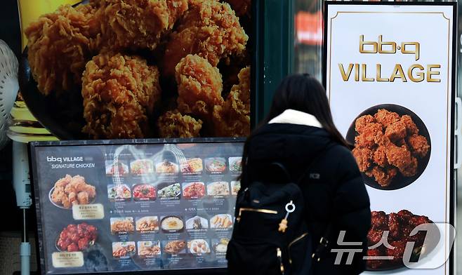 치킨을 판매할 때 조리 전 닭고기 무게를 소비자에게 고지해야 하는 '치킨 중량표시제'가 본격적으로 시행되는 15일 서울 시내의 한 BBQ매장 앞으로 시민이 지나가고 있다. '치킨 중량표시제'는 치킨의 가격은 그대로 두고 무게를 줄이는 꼼수 인상하는 '슈링크플레이션'을 방지하기 위해 공정거래위원회, 식품의약품안전처 등 관계 부처가 합동으로 마련했으며 bhc, BBQ치킨, 교촌치킨, 처갓집양념치킨 등 상위 10개 브랜드가 매장 및 배달 주문 메뉴판에 닭고기의 조리 전 총중량을 명시해야 한다. 2025.12.15/뉴스1 ⓒ News1 이호윤 기자