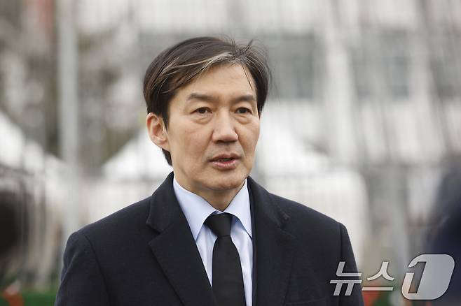 조국 조국혁신당 대표가 지난 24일 광주 5.18민주광장에 마련된 광주대표도서관 붕괴 참사 희생자 시민분향소를 참배 후 취재진 질문에 답하고 있다. 2025.12.24/뉴스1 ⓒ News1 김태성 기자