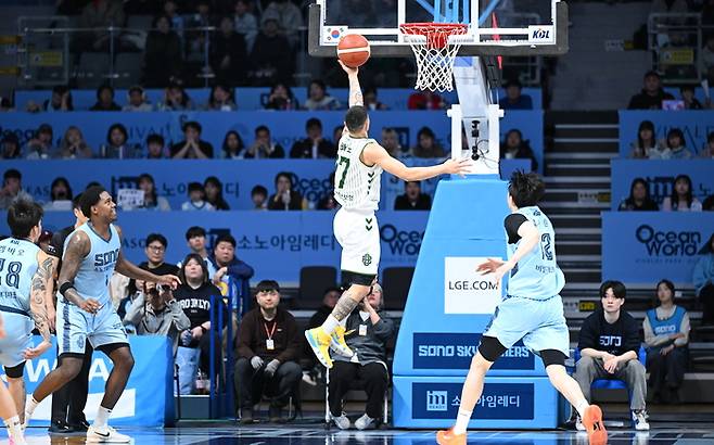 DB 알바노가 27일 고양소노아레나에서 열린 2025~26 LG전자 프로농구 3라운드 소노전에서 레이업 슛을 시도하고 있다. 사진 | KBL
