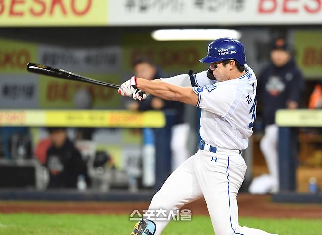삼성 김영웅이 21일 대구삼성라이온즈파크에서 열린 2025 KBO리그 한화와 플레이오프 3차전 4회말 1사 1-2루 상황에서 한화 선발 류현진을 상대로 역전 3점 홈런을 치고 있다. 대구 | 박진업 기자 upandup@sportsseoul.com