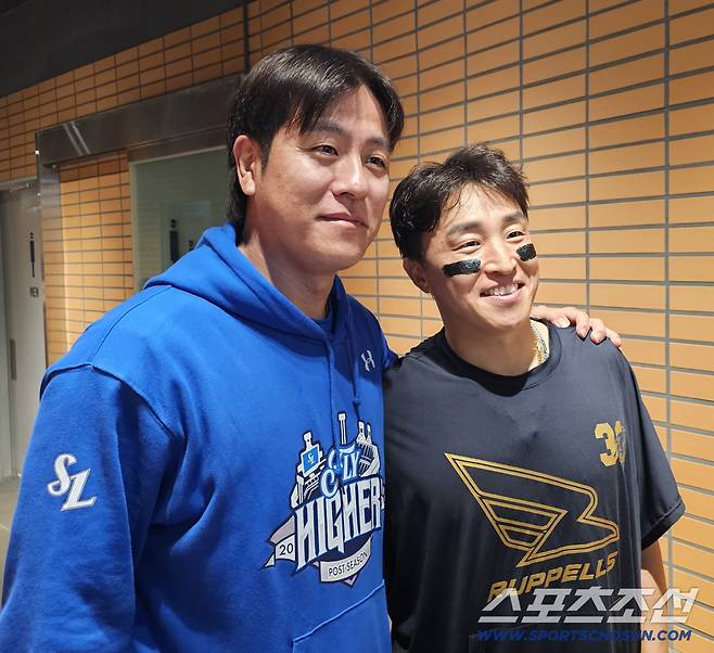 경기가 끝나니 형제마냥 다정한 선후배로 돌아갔다. 삼성 강민호-롯데 손아섭. 손아섭은 2007년 프로 데뷔 이래 19시즌만에 한국시리즈 무대를 밟게 됐다. 김영록 기자