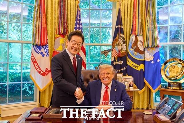 이재명 대통령과 도널드 트럼프 미국 대통령이 25일(현지시간) 미국 워싱턴D.C. 백악관에서 열린 정상회담에서 기념촬영을 하고 있다. /대통령실