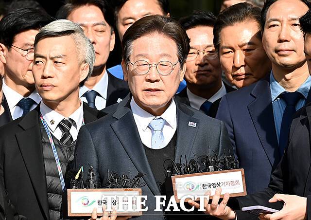 이재명 대통령(당시 더불어민주당 대표)가 3월26일 항소심에서 무죄 선고를 받고 입장을 밝히고 있다./사진공동취재단