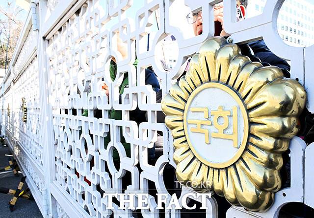 22대 국회가 출범한 지 1년 반 만에 의원들이 대표발의한 법안은 1만4000건을 훌쩍 넘겼다. 숫자만 놓고 보면 입법 열기가 그 어느 때보다 뜨겁다. 그러나 들여다보면 내용이 같은 법안을 쪼개거나, 문구만 바꾼 법안, 이슈가 터질 때마다 쏟아지는 입법이 적지 않다. 사진은 국회 본회의장. /배정한 기자