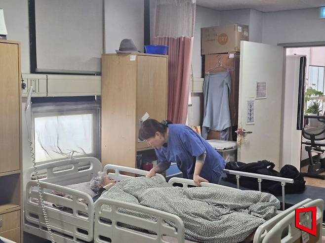 지난달 26일 서울 동대문구 전농동 다일작은천국에서 조미진 간호팀장이 입소인을 돌보고 있다. 박승욱 기자