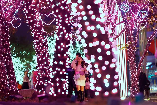 크리스마스 이브인 지난 24일 대만 타이베이의 한 거리./EPA 연합뉴스