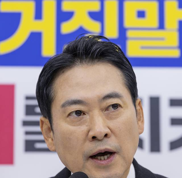 장동혁 국민의힘 당대표가 28일 국회 본청에서 열린 기자간담회에서 통일교 특검과 내란전담재판부법, 민주당의 3대 특검 종합 특별검사 추진과 관련한 발언을 하고 있다.<연합뉴스>
