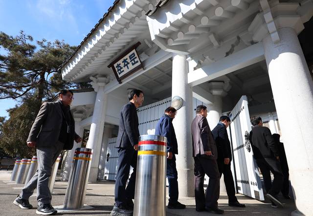 대통령실이 청와대에서 업무를 시작한 22일 기자들이 사용하는 춘추관으로 출입 기자들이 들어가고 있다. [연합뉴스]