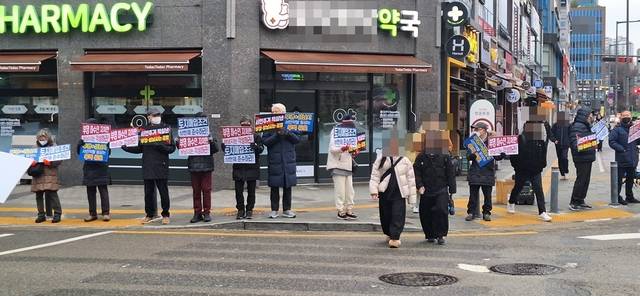 24일 오전 수원지방법원 앞. 위례포레스트사랑으로 부영아파트 임차인 30여명이 피켓 시위를 하고 있다. [박상길 기자]