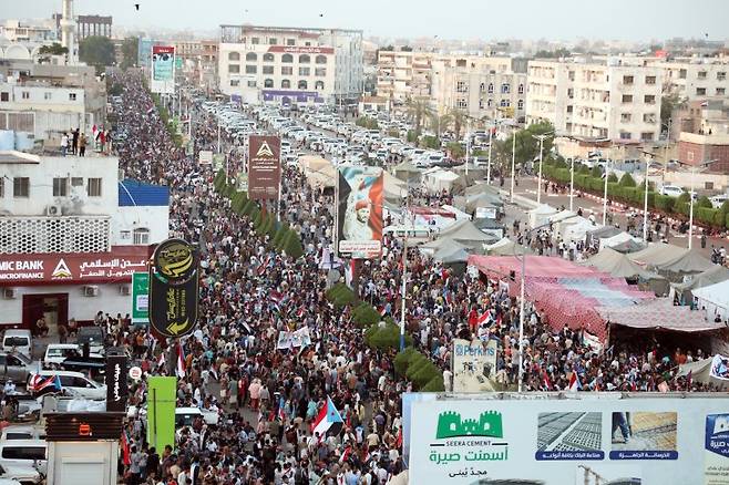 내전 중인 예멘 남부의 항구 도시 아덴에서 25일(현지시간) 남부 독립을 외치는 분파 '남부 전환 위원회(STC)'가 주도한 대대적인 시위가 벌어지고 있다. EPA 연합