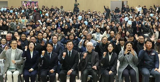 지난 26일 종하이노베이션센터에서 열린 김종훈 울산 동구청장 출판기념회에 각계 인사들이 참석해 축하했다. 진보당 울산시당 제공