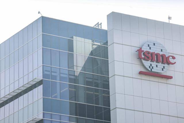 23일 대만 가오슝사이언스파크 내 대만 반도체 제조업체 TSMC의 생산시설에서 회사의 로고가 보이고 있다. 가오슝=AFP 연합뉴스