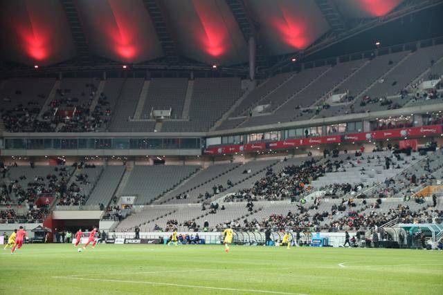11월 18일 서울 마포구 서울월드컵경기장에서 열린 남자축구 국가대표 A매치 평가전 대한민국과 가나의 경기. 관중석 곳곳이 비어있다. 연합뉴스