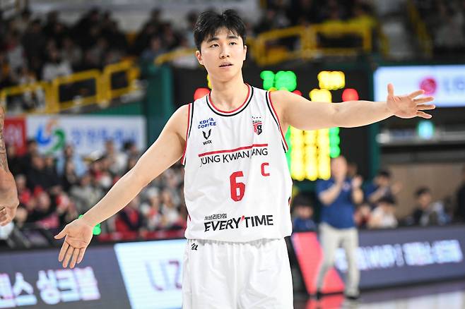 정관장 박지훈이 28일 창원체육관에서 열린 LG와의 2025~26 LG전자 프로농구 정규리그 원정경기서 작전을 지시하고 있다. 사진=KBL