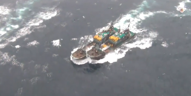 제주 해역에서 불법조업 하다 도주하는 중국 어선