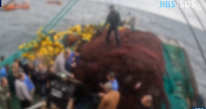 어선 내부 비밀 창고에 어획물을 숨긴 후 어획량을 허위 기재해 적발된 중국어선