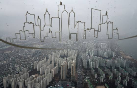 서울 송파구 롯데월드타워 서울스카이에서 아파트 단지가 보이고 있다.   [뉴스1]