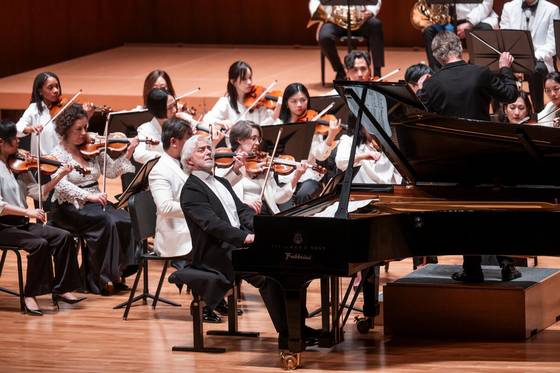 지난 6월 한국에서 뉴욕 필하모닉과 함께 서울 예술의전당 무대에서 공연한 크리스티안 지메르만. 사진 마스트미디어