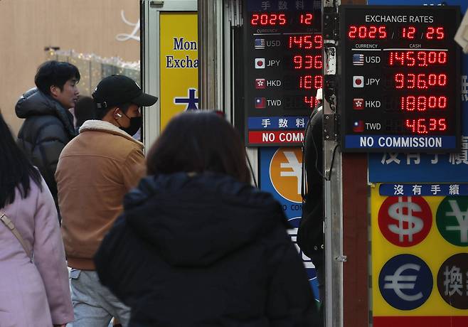 지난 25일 명동 환전소 전광판에 환율 정보가 표시돼 있다. 연합뉴스.