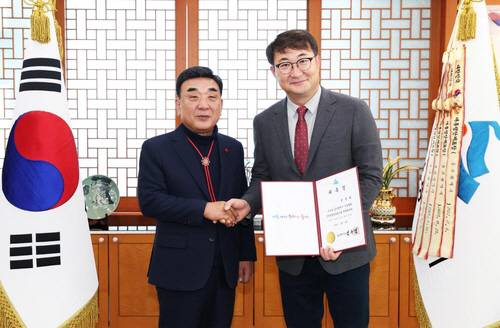 김두겸 울산시장이 지난 26일 시장실에서 김상회 HD현대중공업 경영지원본부 전무를 ‘기업협력정책특별보좌관’으로 위촉하고 있다. 울산시 제공