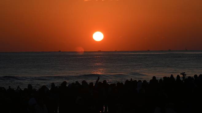 A red sunrise is seen over Gyeongpo Beach in Gangneung, Gangwon on Jan. 1. [YONHAP]