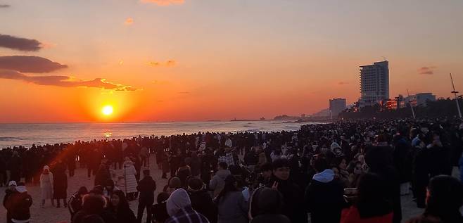 A red sunrise is seen over Gyeongpo Beach in Gangneung, Gangwon on Jan. 1. [YONHAP]