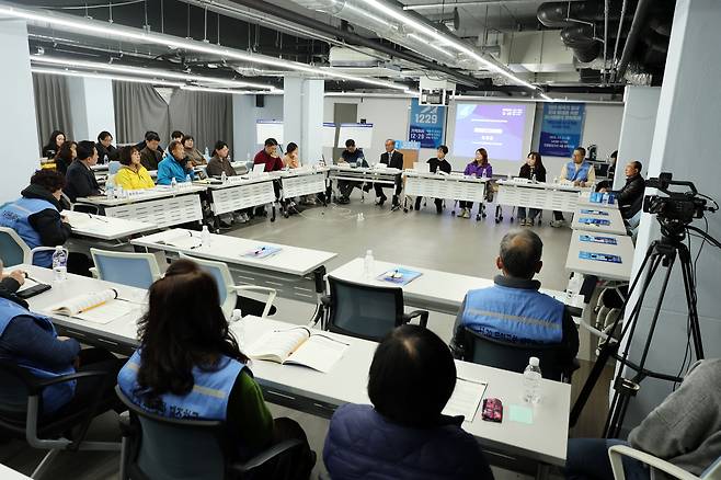 Bereaved relatives of victims of the Jeju Air crash participate in a roundtable conference held in Gwangju to brainstorm ideas for a declaration to protect victims' rights on Dec. 22. [NEWS1]