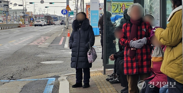 포천시 선단동 대진대학교 인근 스마트셸터가 폐쇄된 버스정류소에서 승객들이 버스를 기다리고 있다. 손지영기자