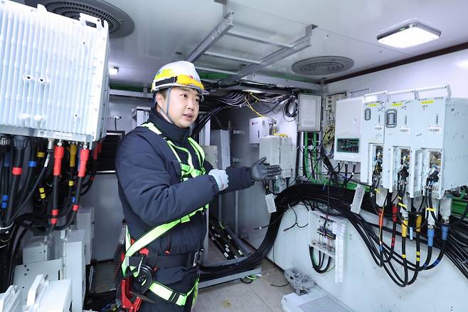 천유진 LG유플러스 강릉무선파트 책임이 이동식 기지국 내부를 설명하고 있다./사진=윤지혜 기자