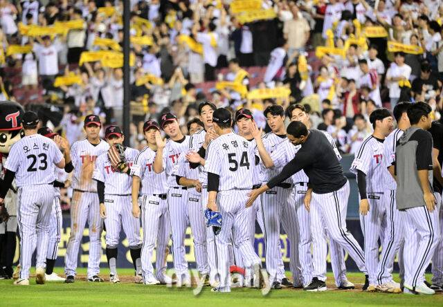 2025년 9월 2일 오후 서울 잠실구장에서 열린 '2025 신한 SOL뱅크 KBO 리그' 롯데 자이언츠와 LG 트윈스의 경기LG 치리노스가 3-2로 승리한 뒤 유영찬을 격려하고 있다./마이데일리