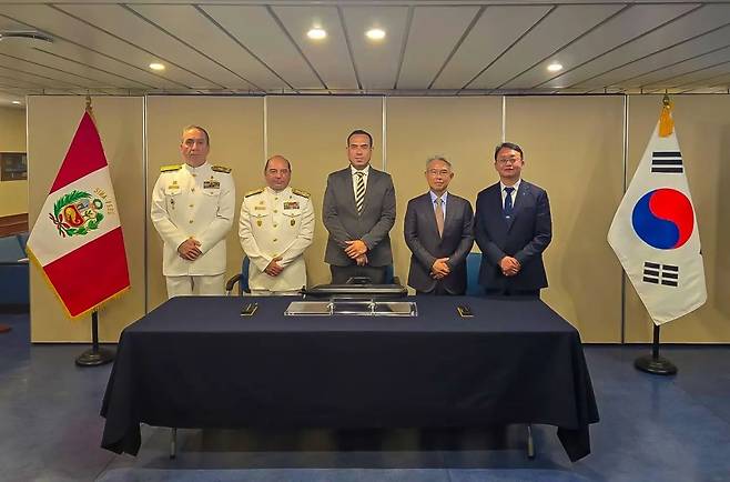 HD현대중공업은 19일(현지시간) 페루 리마의 국영 시마조선소에서 페루 해군 및 시마조선소와 함께 ‘차세대 잠수함 공동개발 계약’을 체결했다고 밝혔다. [HD현대중공업 제공]