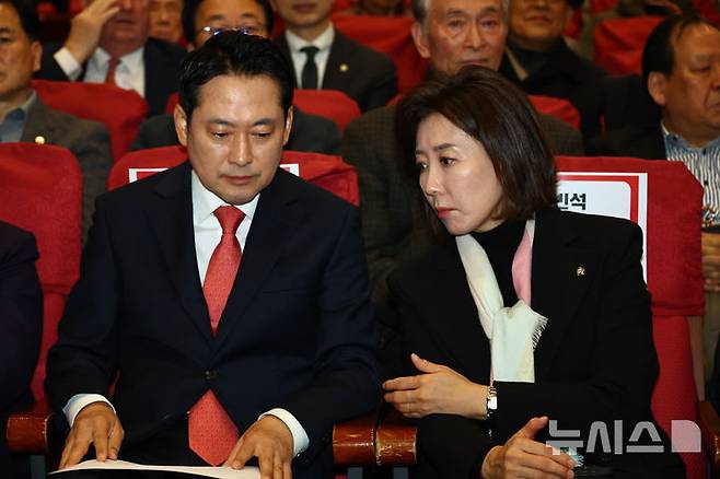 [서울=뉴시스] 김명년 기자 = 장동혁 국민의힘 대표가 26일 오전 서울 여의도 국회 의원회관에서 열린 '1905-1945 독립외교 40년 이승만의 외로운 투쟁' 시사회에서 나경원 의원과 대화하고 있다. 2025.11.26. kmn@newsis.com