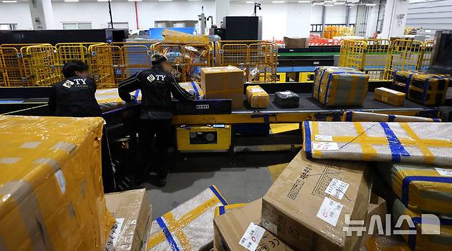 [인천=뉴시스] 전진환 기자 =  사진은 중국 광군제, 미국 블랙프라이데이 등 해외직구 극성수기를 맞았던 지난해 11월 14일 인천 연수구 인천본부세관 통합검사센터 해상특송물류센터에서 작업자들이 직구 물품 통관 작업을 하고 있는 모습. 2024.11.14. amin2@newsis.com