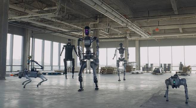 [서울=뉴시스]삼성전자가 범용 로봇 인공지능(AI) 개발 전문 미국 스타트업인 '스킬드 AI(Skild AI)'에 1000만달러(135억원)를 투자하는 것으로 알려졌다. 스킬드 AI는 가정용부터 산업용까지, 사족보행 로봇부터 휴머노이드(인간을 닮은 로봇)까지 다양한 로봇의 '두뇌'로 사용할 수 있는, 범용 AI 모델인 '스킬드 브레인(Skild Brain)'을 개발 중이다. (사진=스킬드 AI 홈페이지 캡쳐) photo@newsis.com *재판매 및 DB 금지