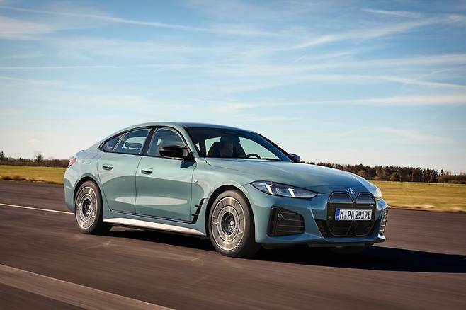 BMW의 ‘i4 M50 Gran Coupe’ 주행 모습. (사진=BMW코리아) *재판매 및 DB 금지