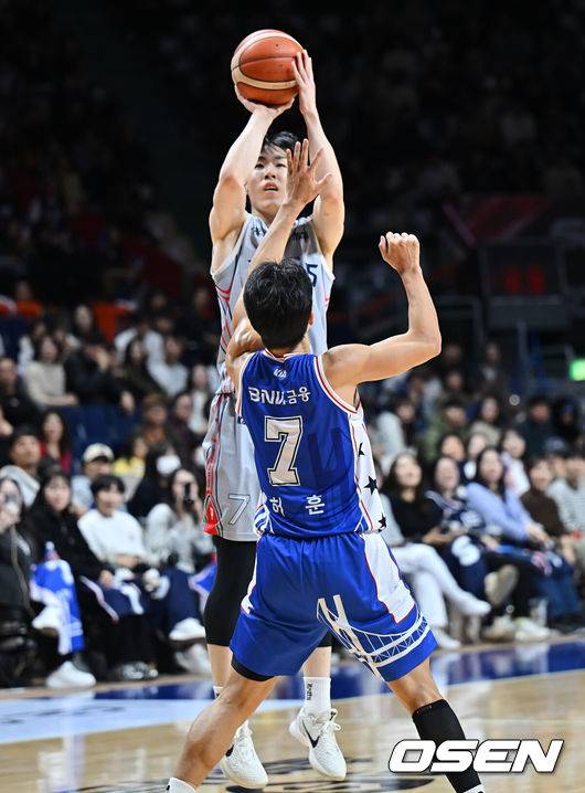 [OSEN=부산, 이석우 기자] 28일 부산 사직체육관에서 2025-2026 LG전자 프로농구 부산 KCC와 울산 현대모비스의 경기가 열렸다.연승 행진이 멈춘 KCC가 이호현, 장재석 등 복귀 자원을 앞세워 분위기 반전에 나선다.울산 현대모비스 서명진이 부산 KCC 허훈의 마크를 피해 슛을 시도하고 있다. 2025.12.28 / foto0307@osen.co.kr