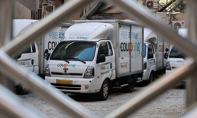 서울 시내 한 쿠팡 물류센터에 배송차량이 주차돼 있다. 연합뉴스