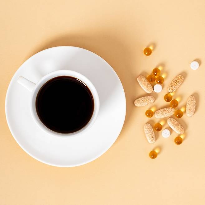 커피 옆에 놓인 각종 영양제와 캡슐.&nbsp;게티이미지뱅크