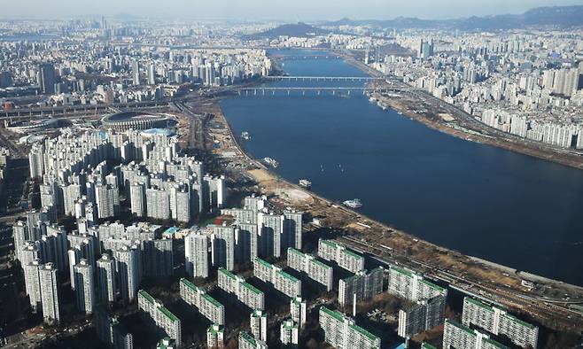 서울 송파구 롯데월드타워 서울스카이에서 바라본 주변 아파트 단지의 모습. 뉴스1