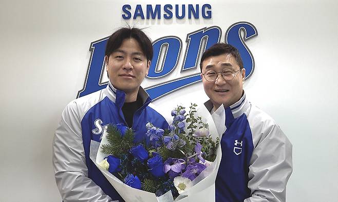 강민호(왼쪽)가 28일 삼성과 2년 총액 20억원의 FA 계약을 맺은 뒤 이종열 단장과 기념촬영을 하고 있다. 삼성 라이온즈 제공