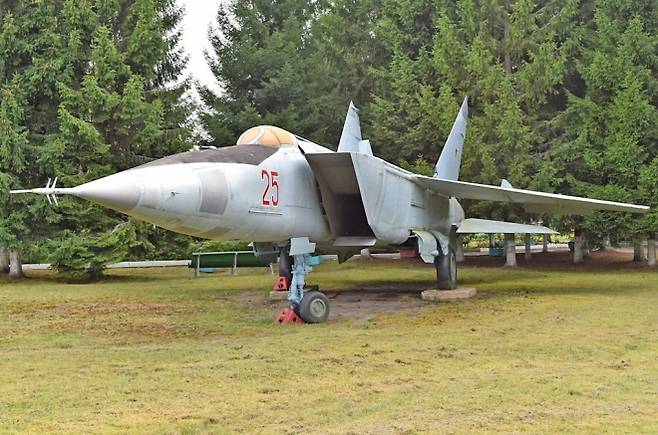 소련의 MiG-25R ‘폭스배트’ 정찰기 전면 모습. 요격이 어려운 고도와 속도로 이스라엘 상공을 비행하며, 정찰 임무 자체가 전략적 압박 수단이 될 수 있음을 보여준 사례로 꼽힌다. 전시 기체.