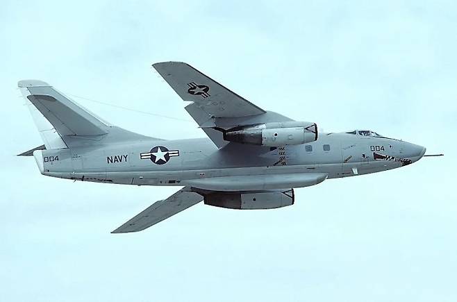 미 해군의 더글러스 EA-3 스카이워리어 전자정찰기가 비행하고 있다. 항공모함에서 출격해 소련 해군의 레이더·미사일 신호를 수집한 해상 ELINT 자산으로, 냉전기 미 해군 정보전의 핵심 플랫폼으로 평가된다.