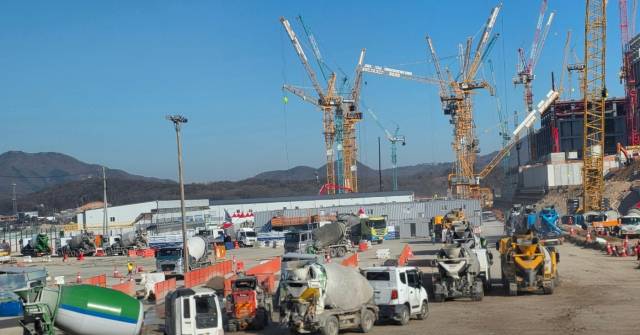 26일 용인 반도체 클러스터 공사 현장으로 수십 대의 레미콘 차량들이 줄지어 들어가고 있다. 사진(용인)=노우리 기자