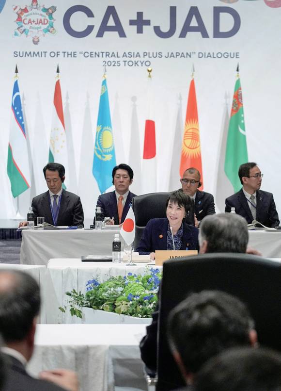 2025년 12월20일 다카이치 사나에 일본 총리(가운데)가 도쿄에서 열린 중앙아시아 5개국 정상들과의 정상회의에 참석하고 있다. ⓒKyodo 연합