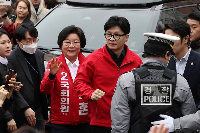 2024년 3월25일 당시 한동훈 국민의힘 비상대책위원장 겸 총괄선거대책위원장이 이혜훈 중구성동구을 국회의원 후보와 함께 시민들에게 인사하기 위해 이동하고 있다. ⓒ시사저널 임준선