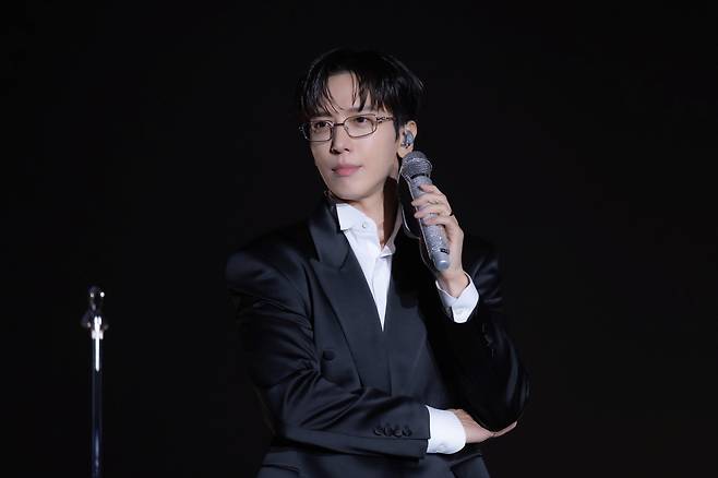 솔로 데뷔 10주년 월드투어 공연 중인 밴드 씨엔블루의 멤버 정용화. 사진 FNC엔터테인먼트