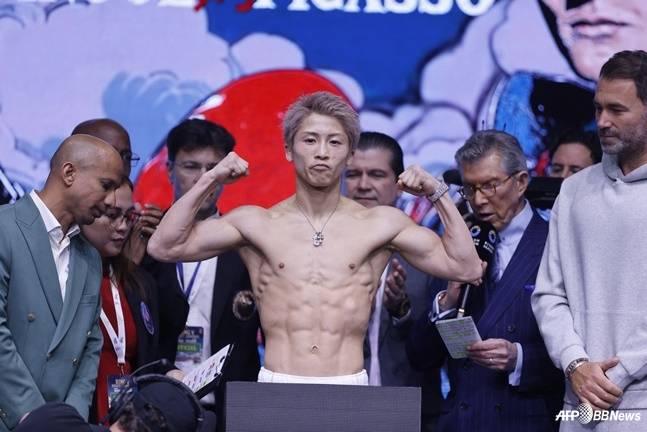 이노우에 나오야(가운데)가 아란 피카소와 경기 전 계체 통과하고 있다. /AFPBBNews=뉴스1