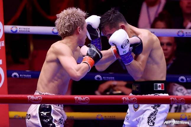 이노우에(왼쪽)가 피카소에게 잽을 날리고 있다. /AFPBBNews=뉴스1