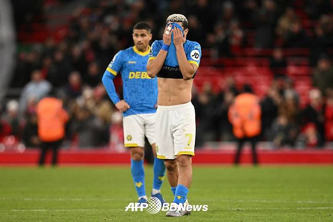 28일 리버풀전 패배 이후 아쉬워하고 있는 울버햄튼 선수들. /AFPBBNews=뉴스1